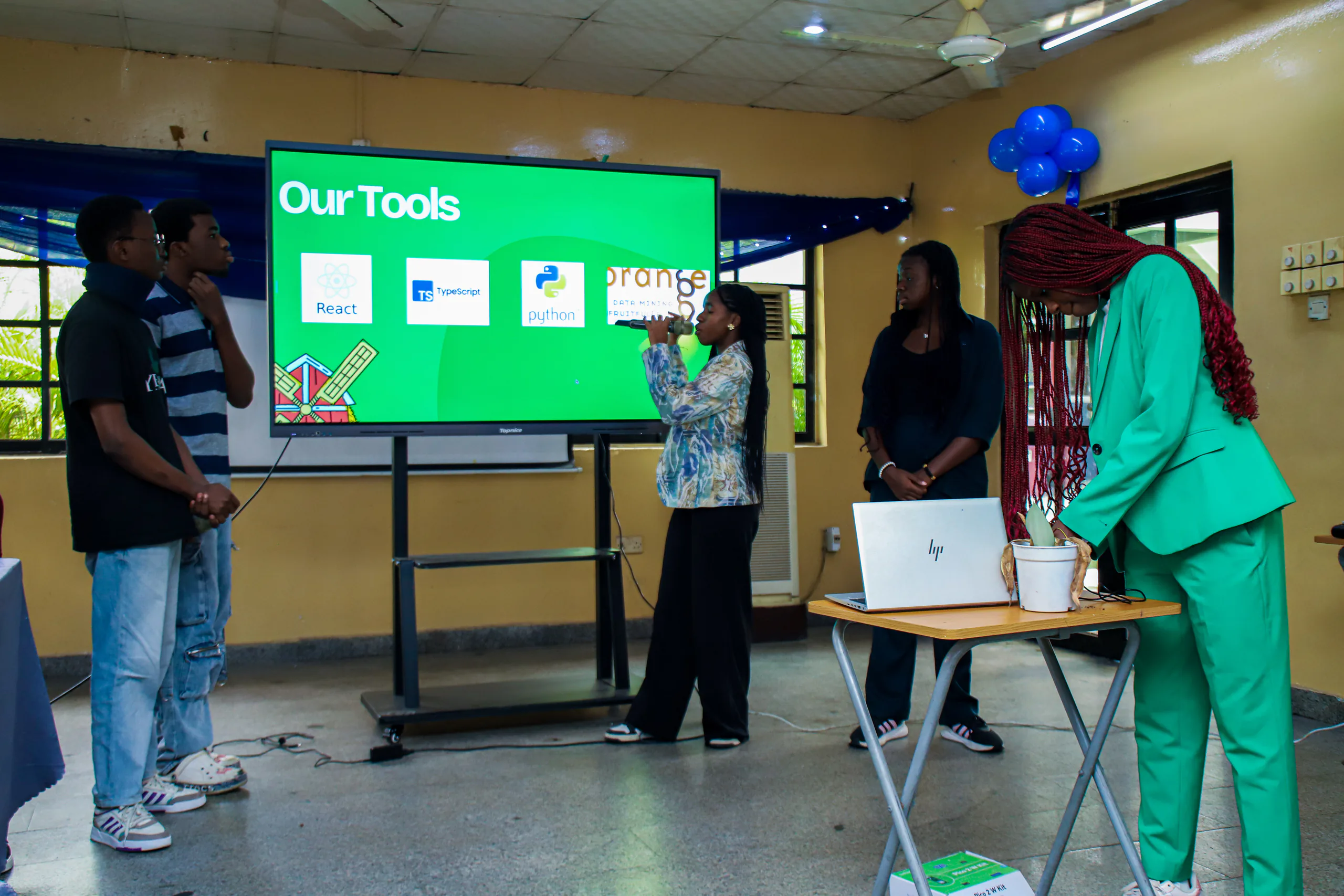 Students presenting a PEAR capstone project to the room.
